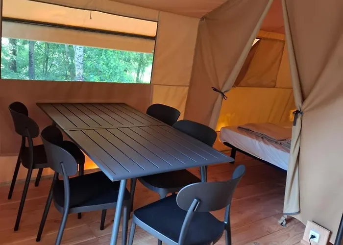 Au Bord De Loire Кемпинг